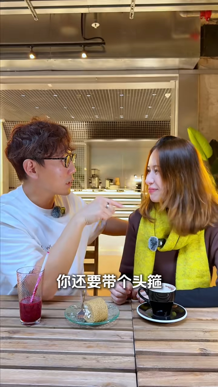 應毅烽曾在影片中嚴厲批評鄺文珣在家中的衣著打扮。
