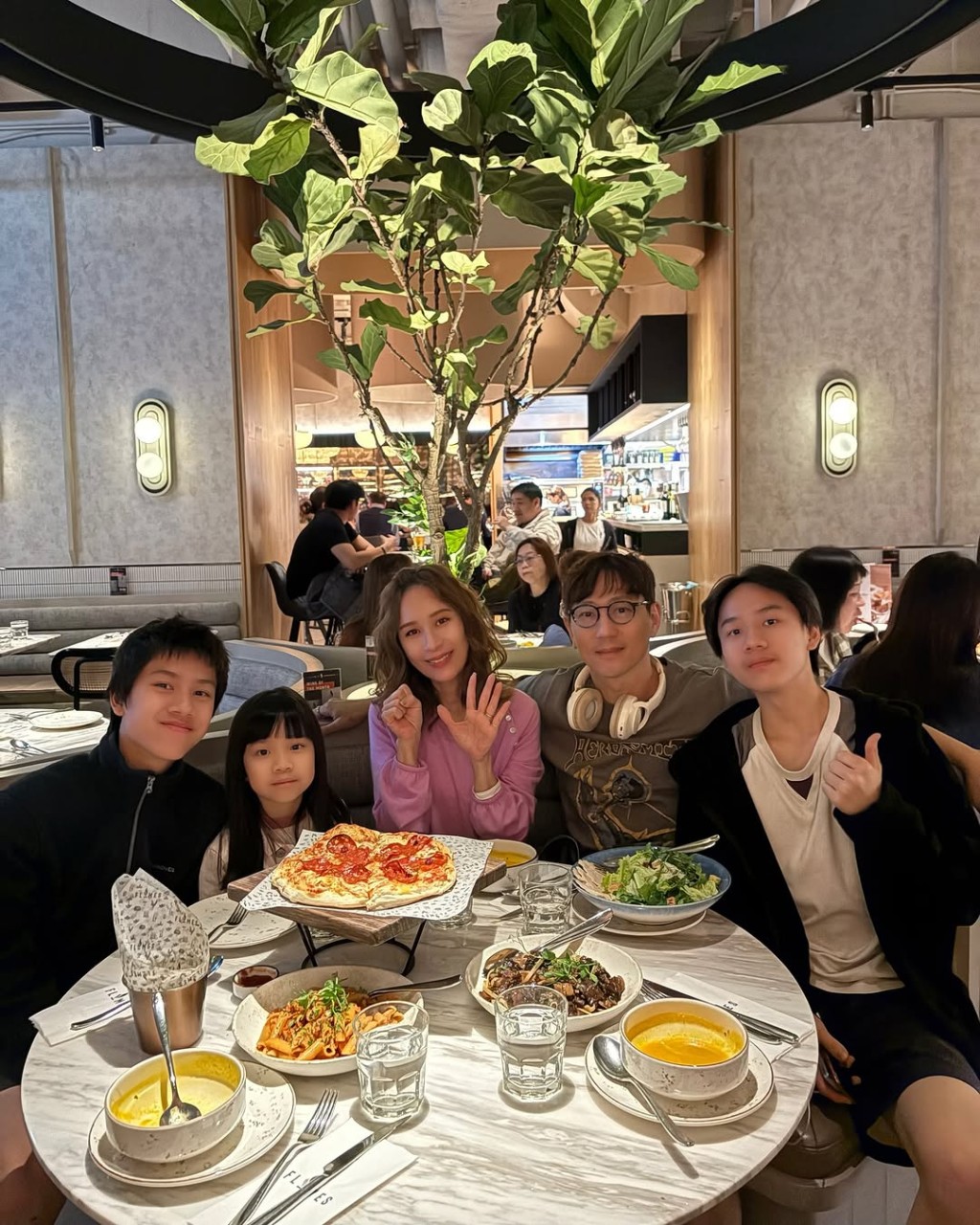 一家五口吃飯時，鄺文珣疑似暗示丈夫不記得自己生日，只感謝三位子女的心意。