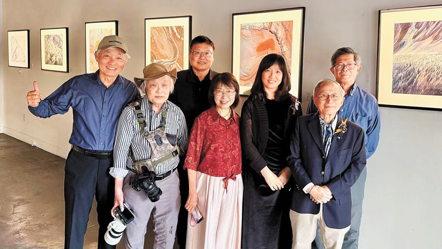 劉榮黔（右二）、寧愛東（右三）在展場。硅谷亞洲藝術中心