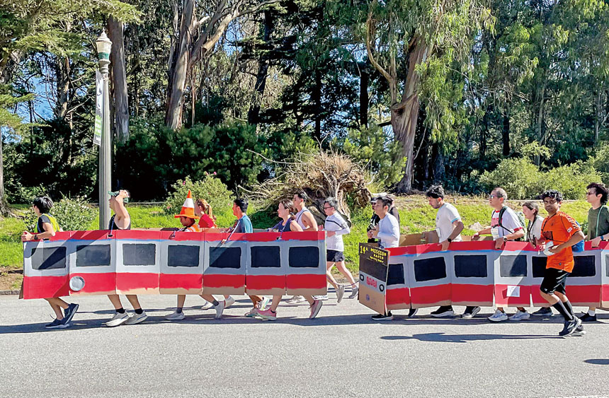 Muni Run Club成員5月參加Bay to Breakers活動，途經金門公園。灣區城市新聞社
