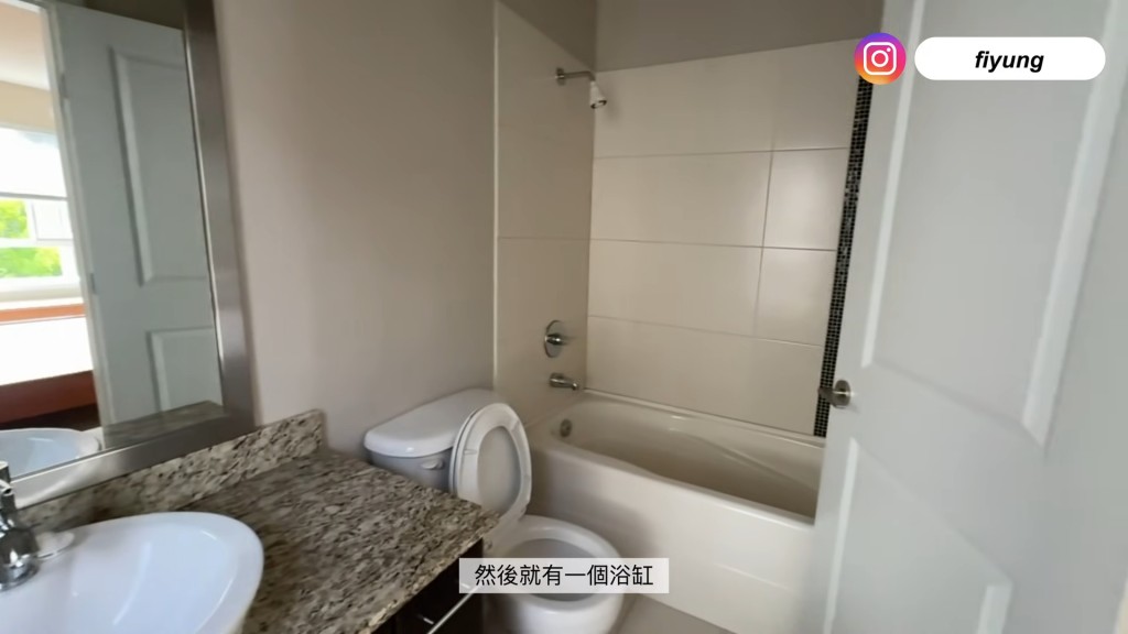浴室內有浴缸和花灑設備。