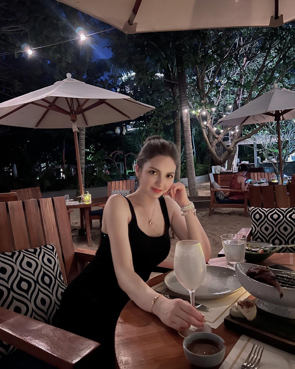 她不但身段美好,素顏也充滿仙氣。