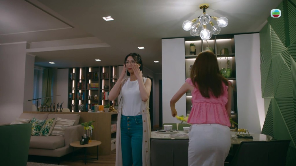 陳曉華飾演的女法醫程芷昕,有「十指伸直托眼鏡」的小動作。