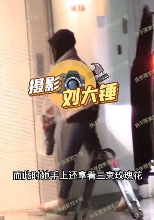 宋雨琦離開北京前往韓國時，手中仍拿著玫瑰花。