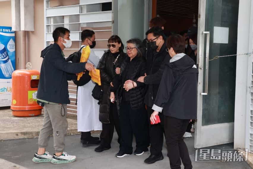 畫面所見,陳寶儀當時攙扶著步履不穩的姊姊。