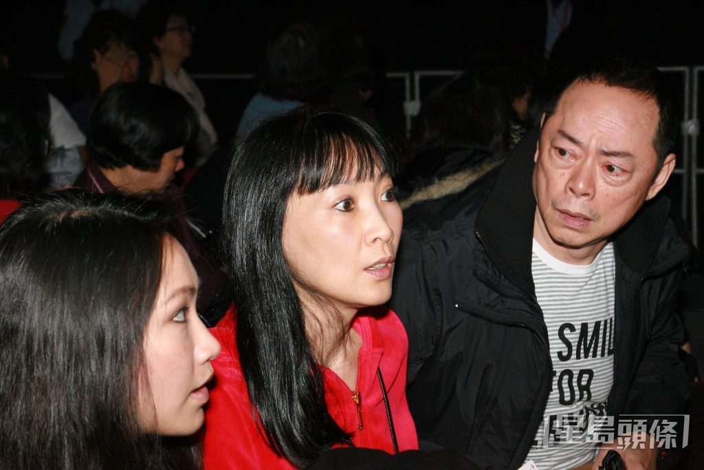 羅樂林澄清與陳寶儀(中)並無離婚,只是分房生活,關係如同家人。