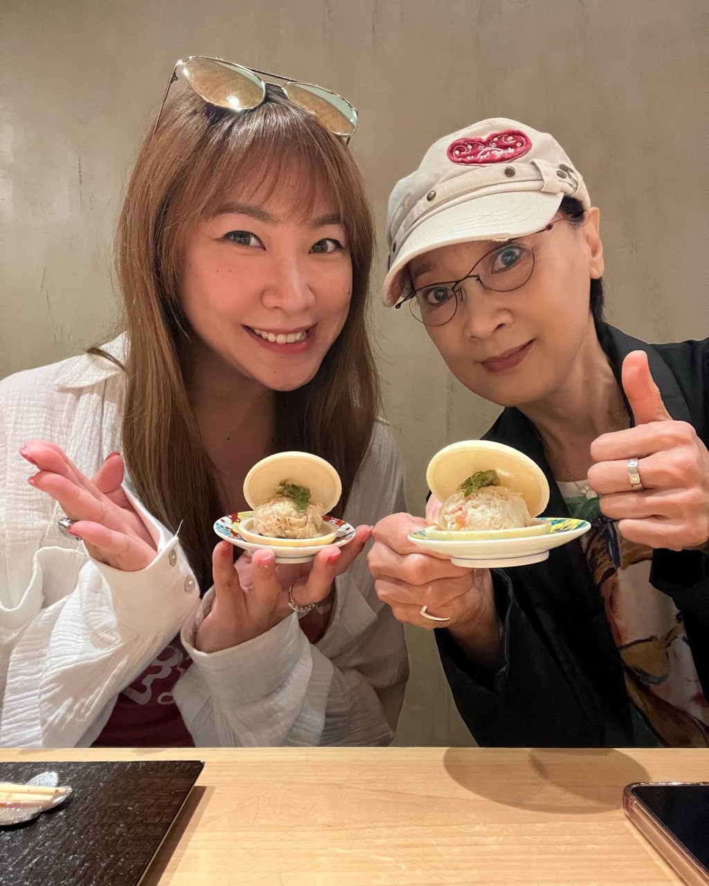 羅苡之與母親陳寶儀(右)享受美食之旅。