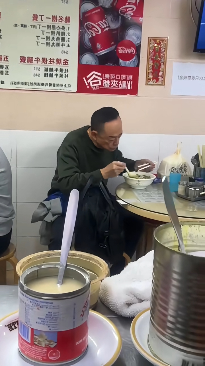 羅樂林身穿墨綠色衛衣及黑色長褲,獨自在食店內吃麵,顯得津津有味。