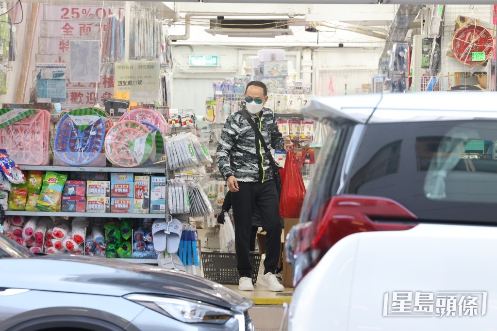 羅樂林2022年曾被拍得以同一身裝束前往家品店購物。
