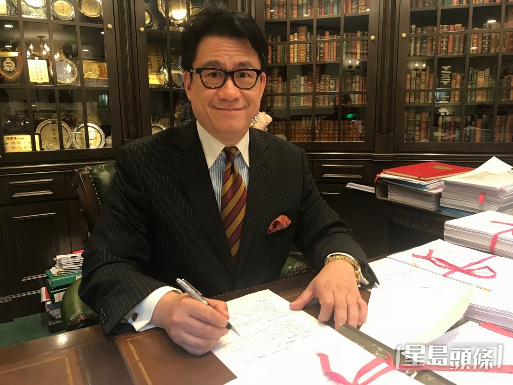 陸偉雄大律師因常仗義助人,被網民稱為「東張包青天」。