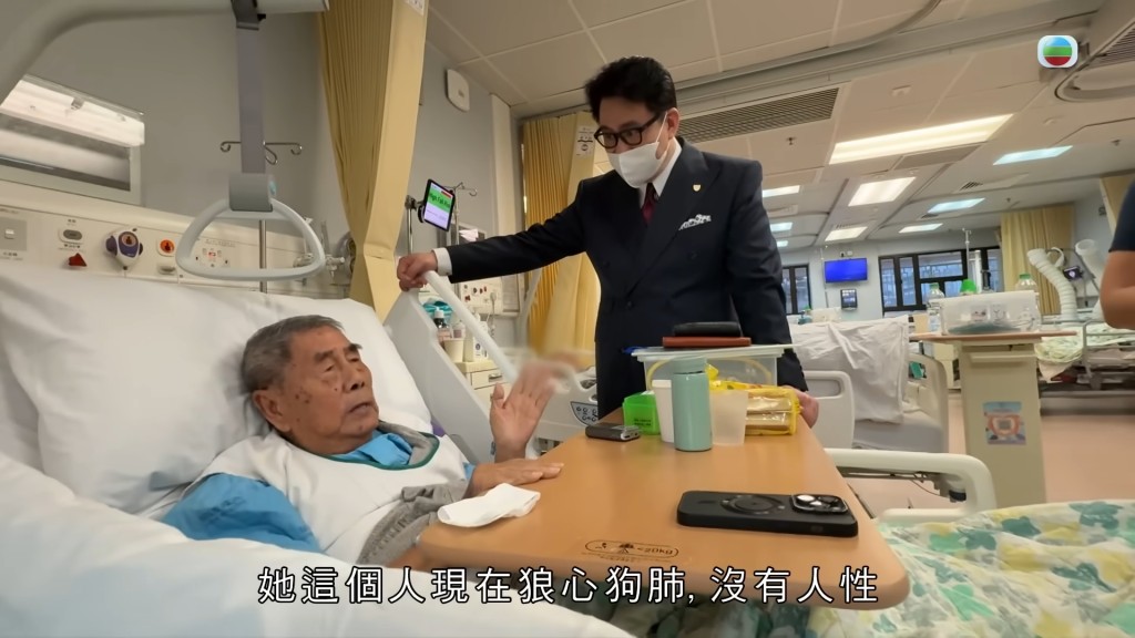 陸偉雄大律師因頻繁於《東張西望》提供法律意見,獲封「東張御用律師」。