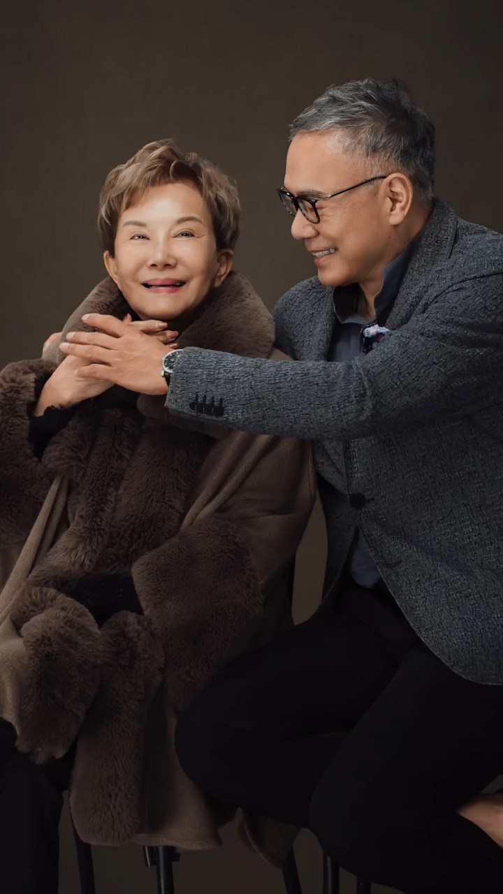 謝偉俊拍照時不時牽起白韻琹的手。