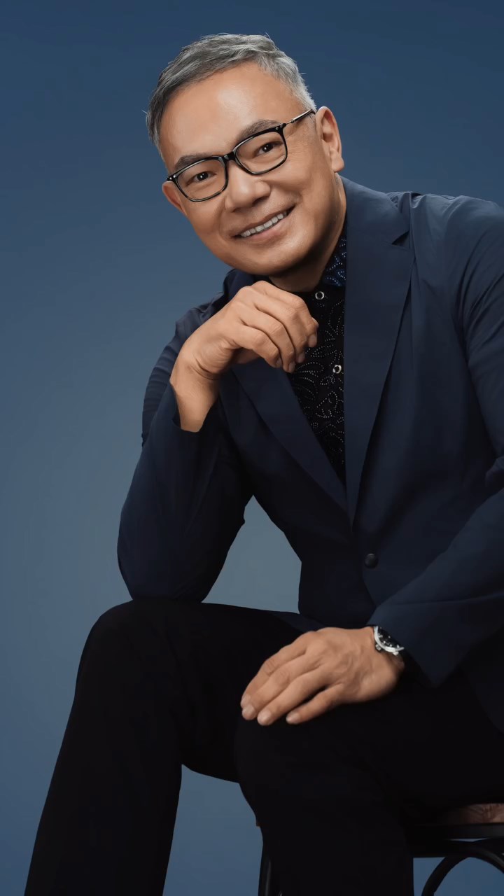 謝偉俊亦拍攝了有型個人照。