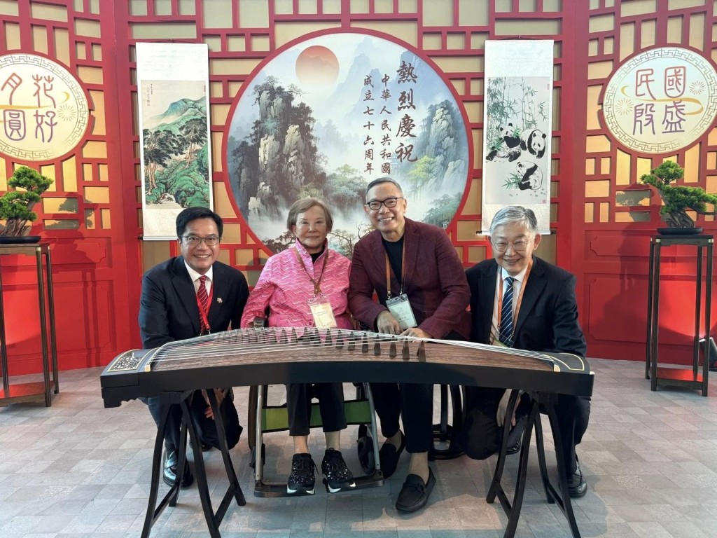 白韻琹當時面色紅潤神采飛揚，並高聲誦唱國歌。