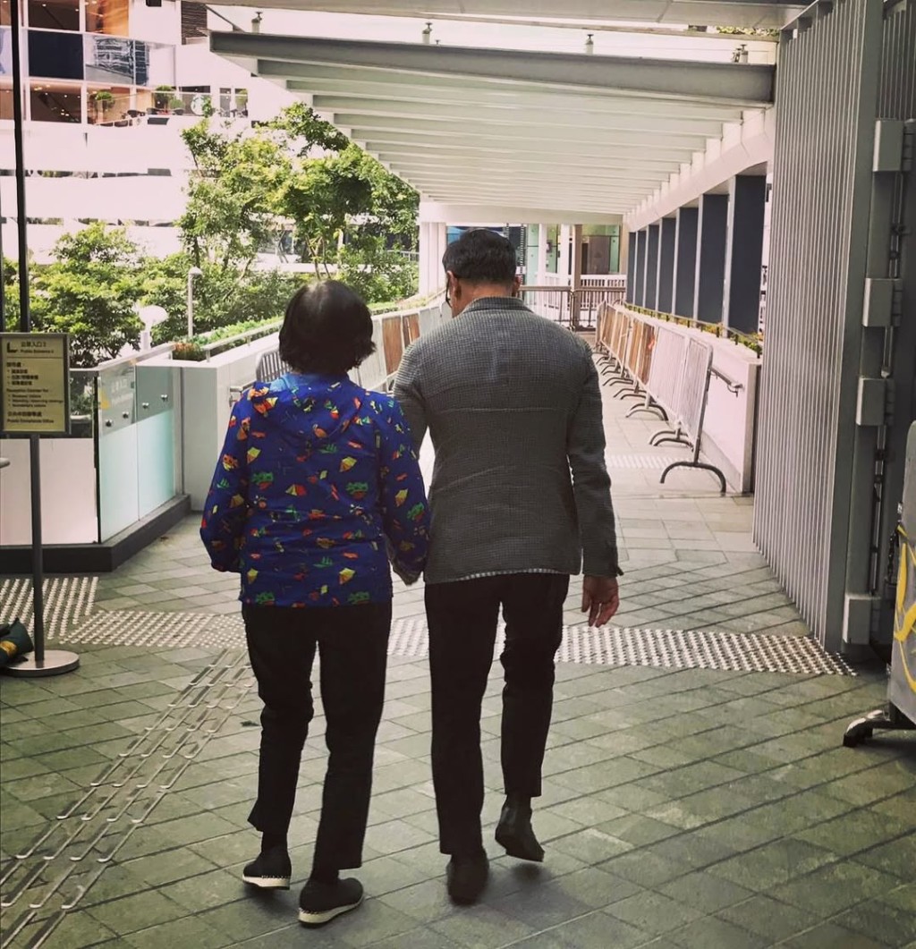 謝偉俊曾貼出二人拖手照並說：「就算再忙，都要抽時間陪妳。」