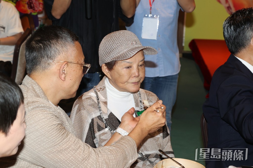 謝偉俊對白姐姐照顧貼心。