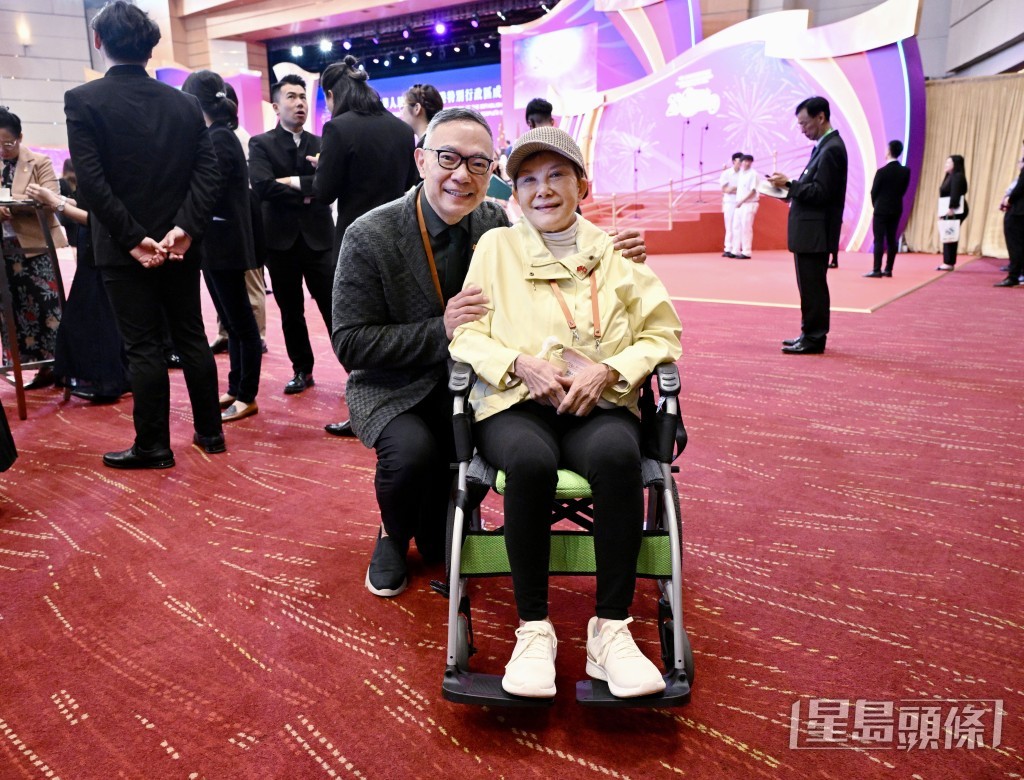 謝偉俊一直不離不棄地照顧白韻琹。
