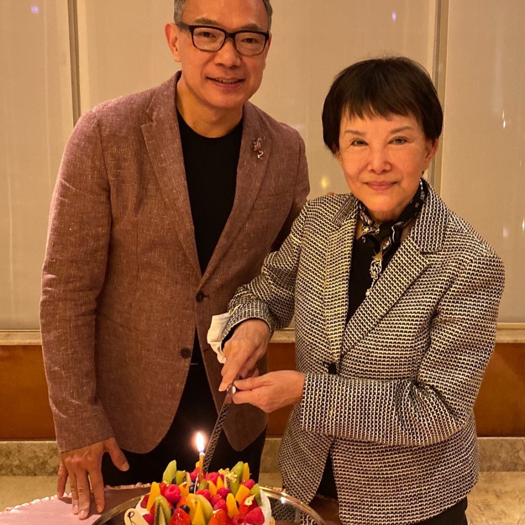 謝偉俊為白韻琹慶祝生日。