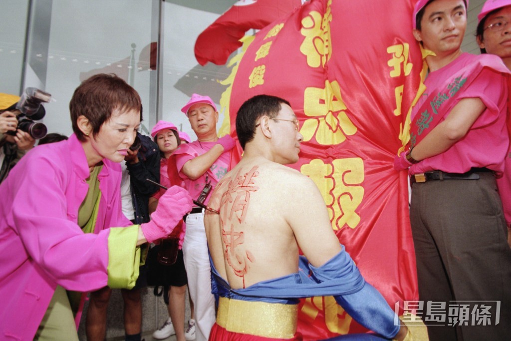 謝偉俊曾扮演「法律超人」，形象深入民心。
