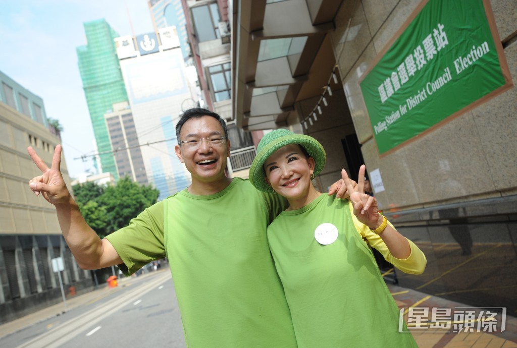 她於2011年出戰區議會選舉灣仔樂活選區並成功當選。