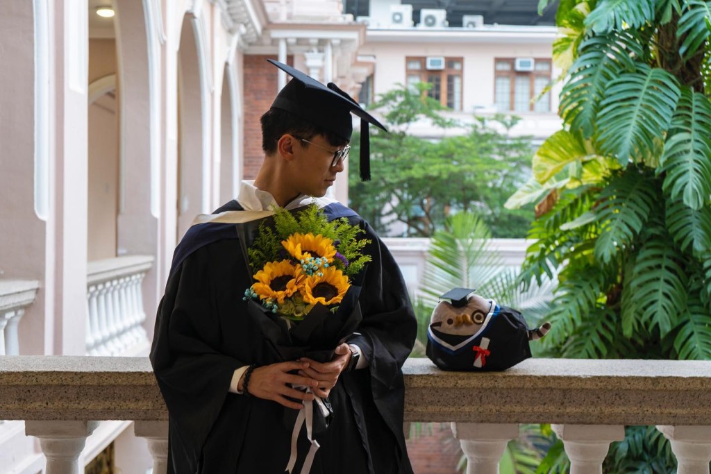 Steven畢業於香港大學。