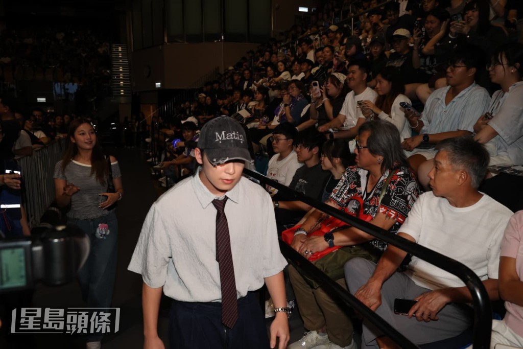 黃淑蔓與緋聞男友林子峰(戴帽者)結伴出席演唱會。