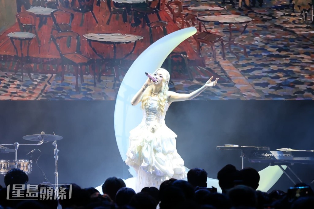 晚安莉莉在演唱會上選唱了關菊英的經典歌曲《講不出聲》。