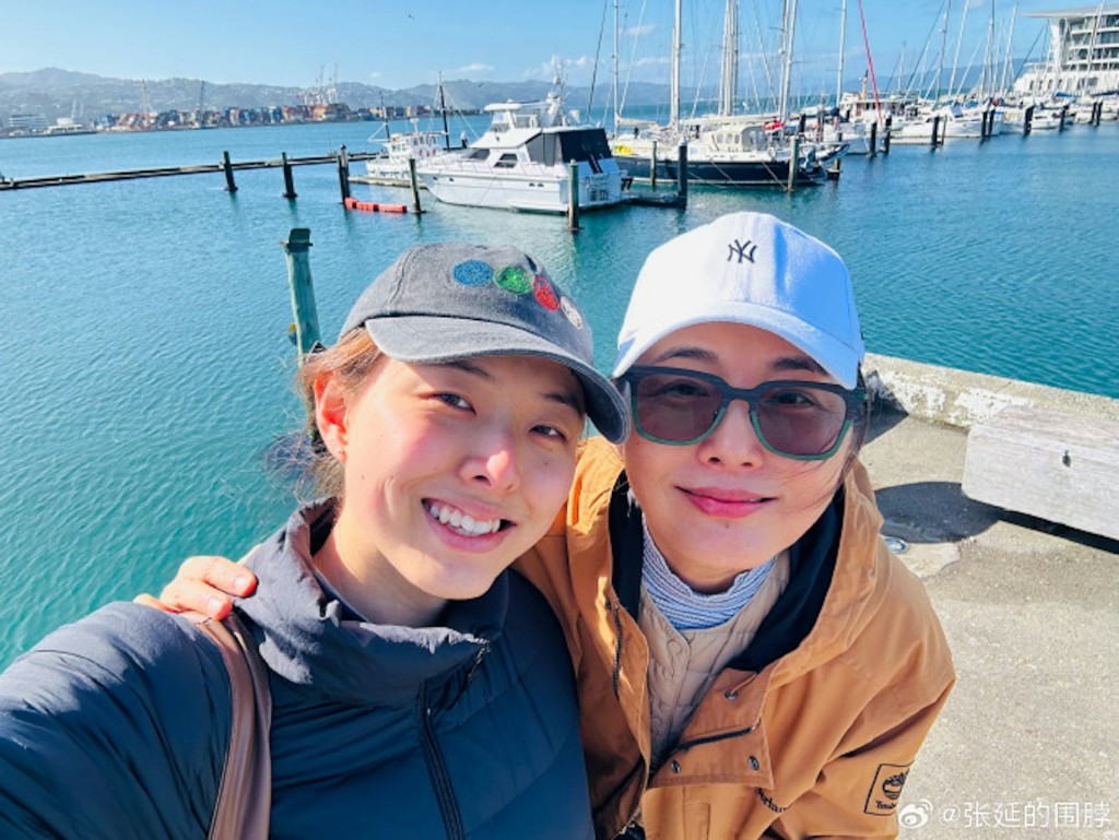 張延近日罕有地曬出與愛女張耕夢的合照。