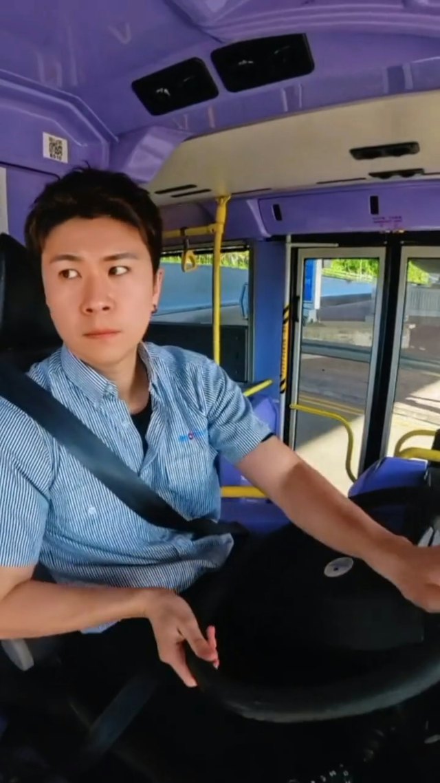 譚澔天身兼巴士車長一職。