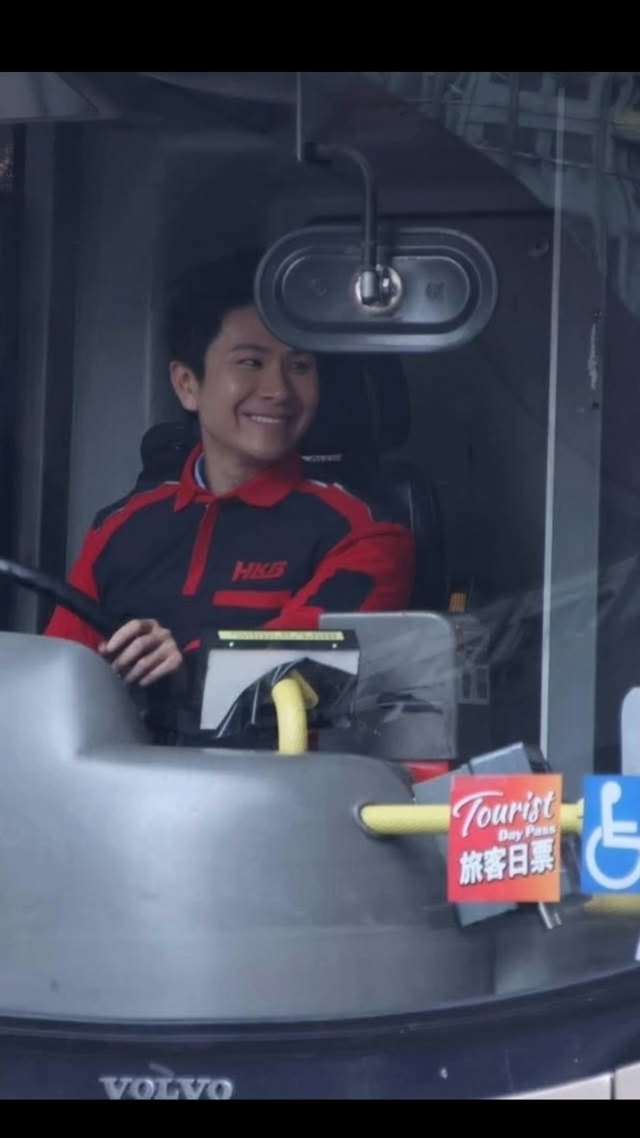 駕駛巴士的經驗為他帶來一個演出角色。