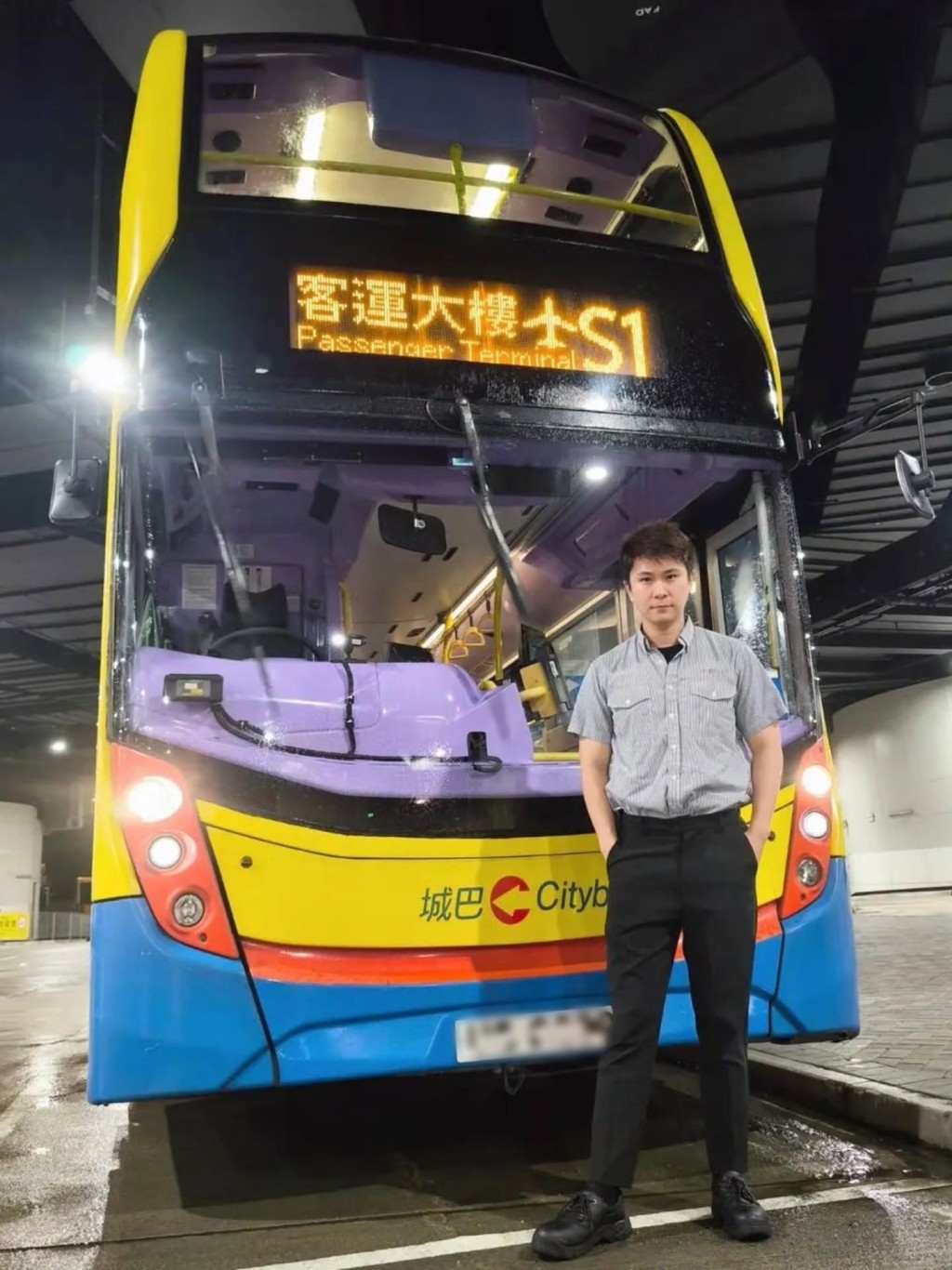 他透過擔任巴士車長來維持生計。