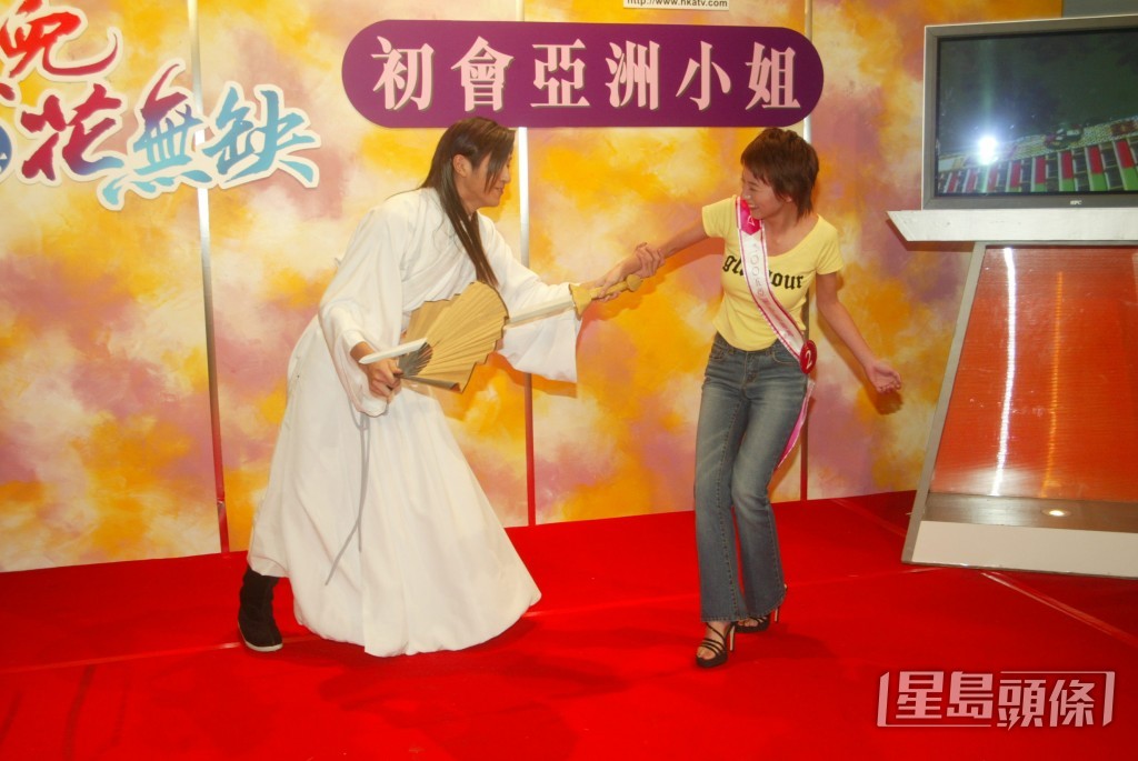伍偉樂曾與亞洲小姐佳麗一同宣傳。