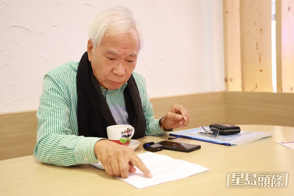 李龍基向《星島頭條》展示離婚證明書以作澄清。