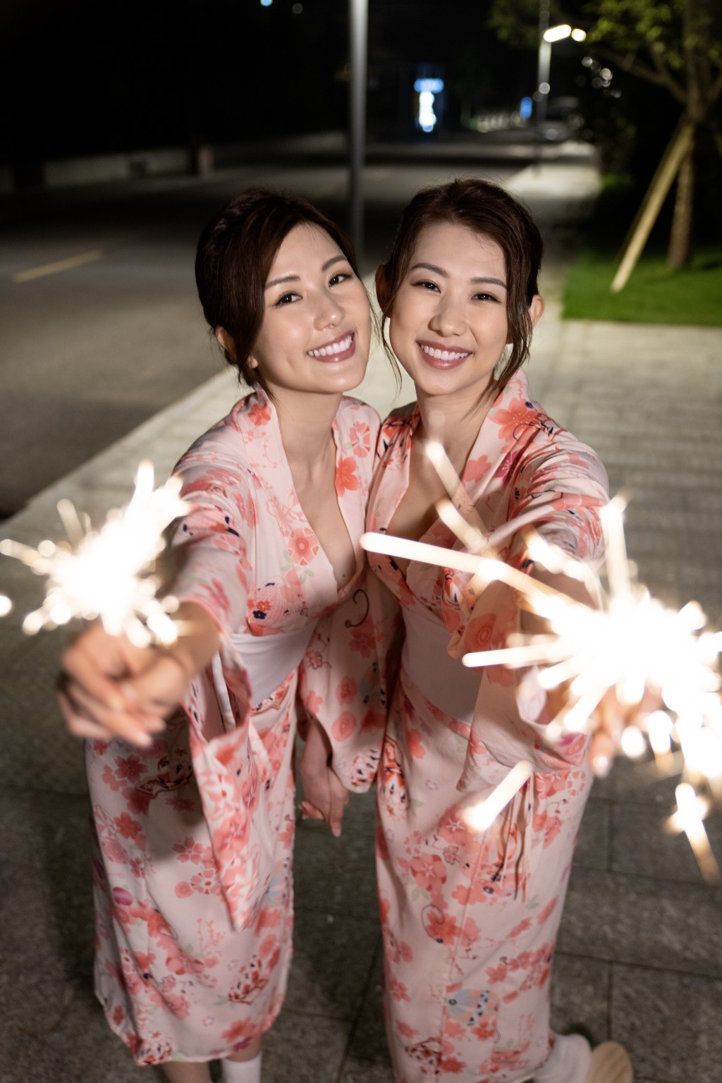 趙璧渝與曾參選港姐的妹妹趙穎琪,一同到外地拍攝美胸廣告。