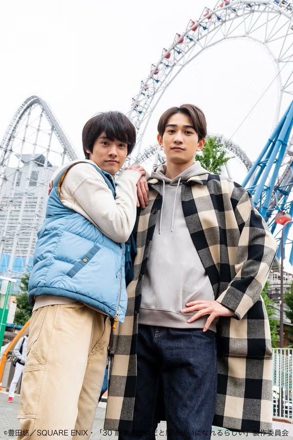 町田啟太（右）因主演《如果30歲還是處男，似乎就能成為魔法師》而人氣急升。