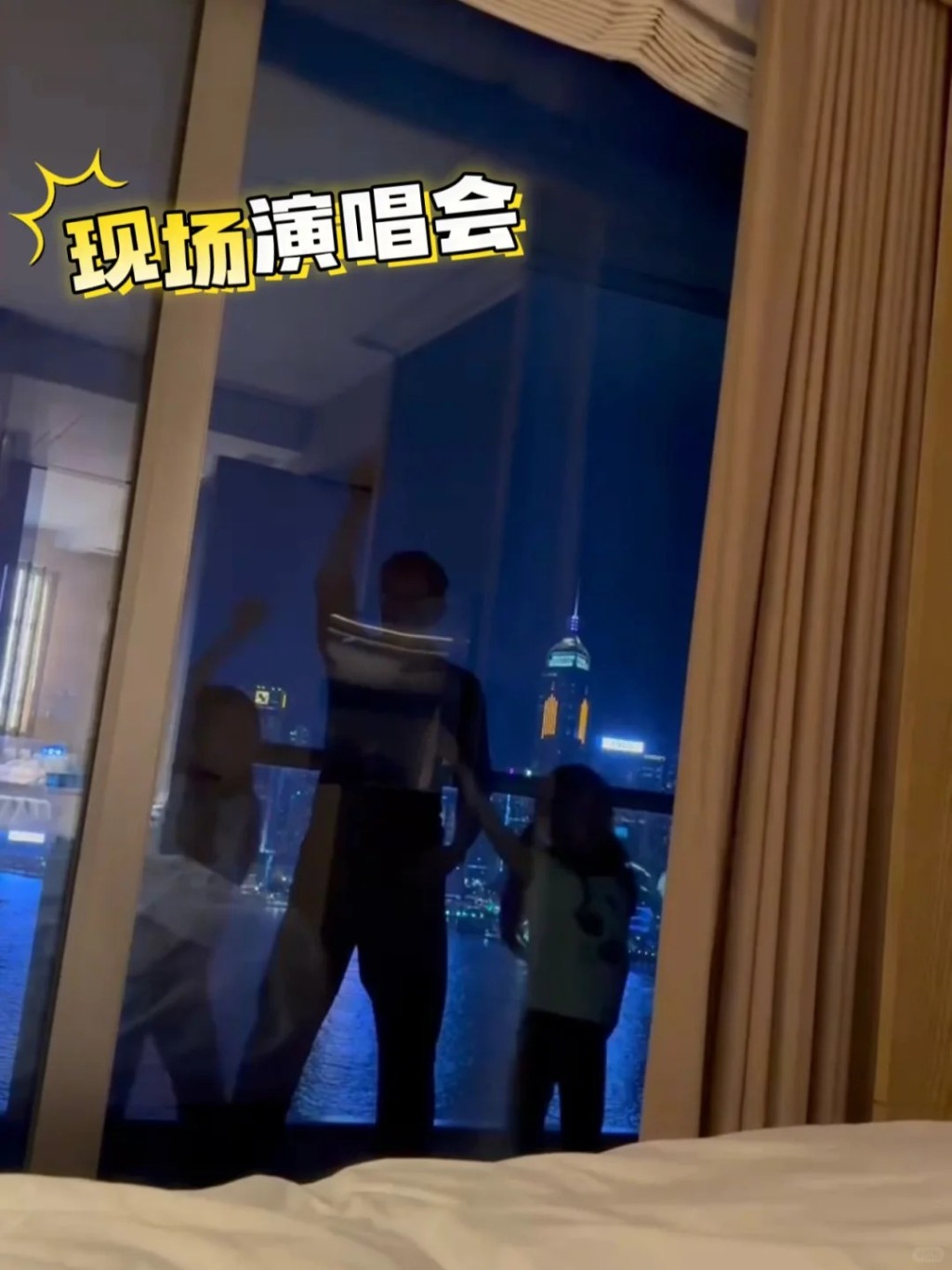 方媛曾帶兩個女兒陪郭富城工作，三父女更在酒店露台一起跳舞。