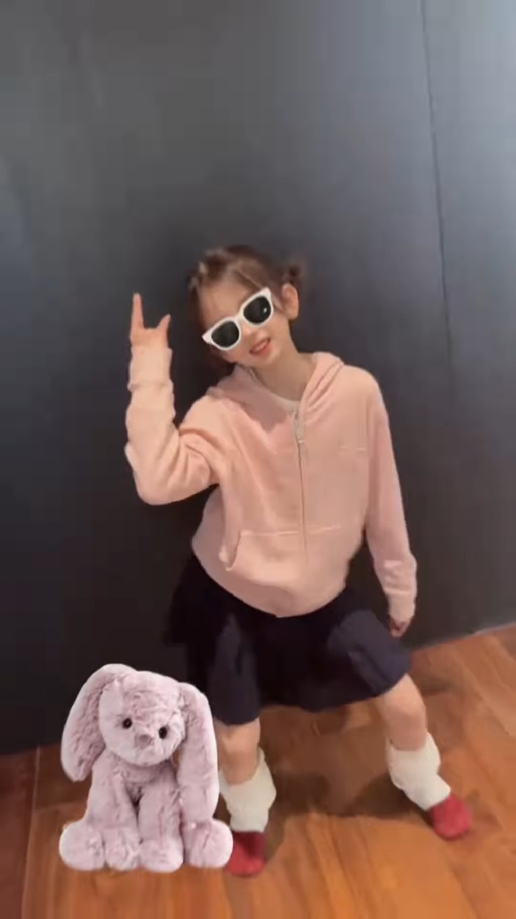 當時7歲的大女兒Chantelle跳舞的影片。