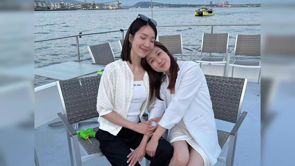 鍾嘉欣與李亞男在溫哥華的船上相依合照，多年姊妹情不變。