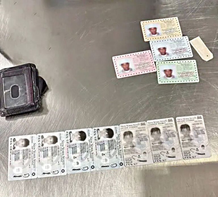 一名旅客的托運行李被查獲多張偽造身分證件。 TSA圖片