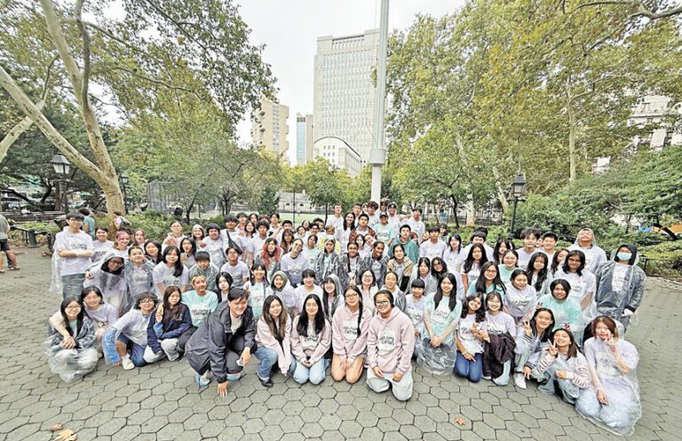 紐約華僑學校與「中國城青少年代表協會」舉辦第二十四屆「紐約中國城靚麗日」掃街活動。