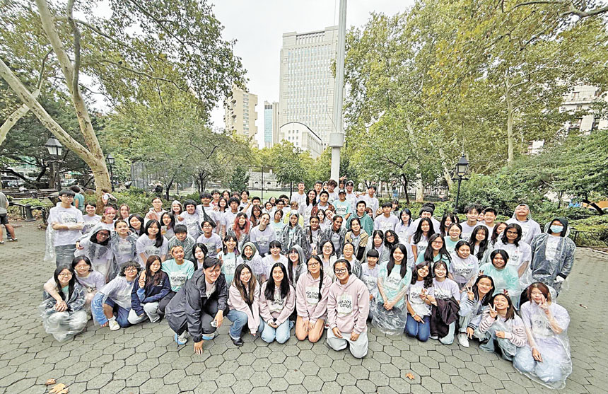 紐約華僑學校與「中國城青少年代表協會」舉辦第二十四屆「紐約中國城靚麗日」掃街活動。