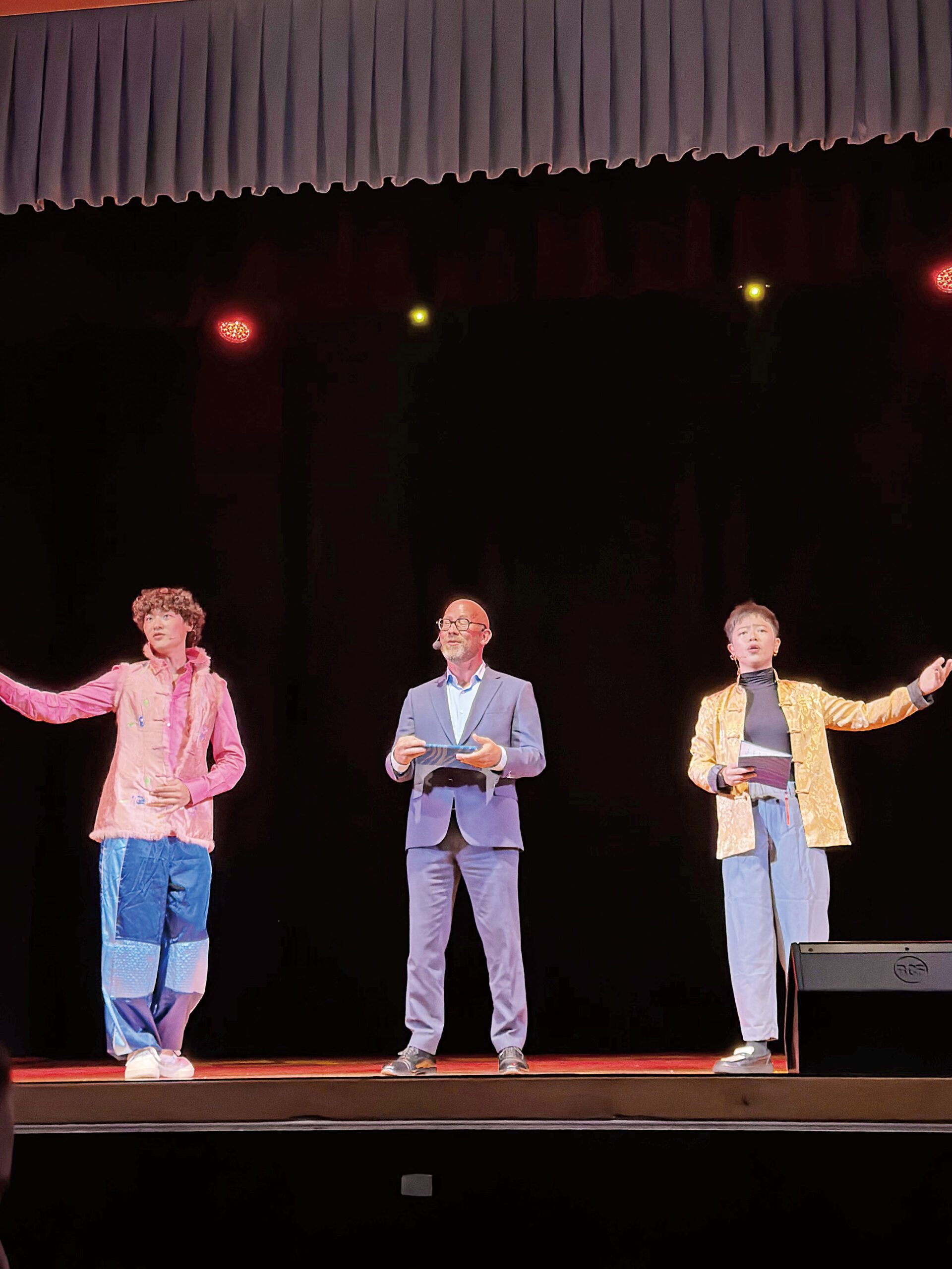 孟達文與兩位青年師兄弟同演唱《帝女花之香夭》。孟達文辦公室
