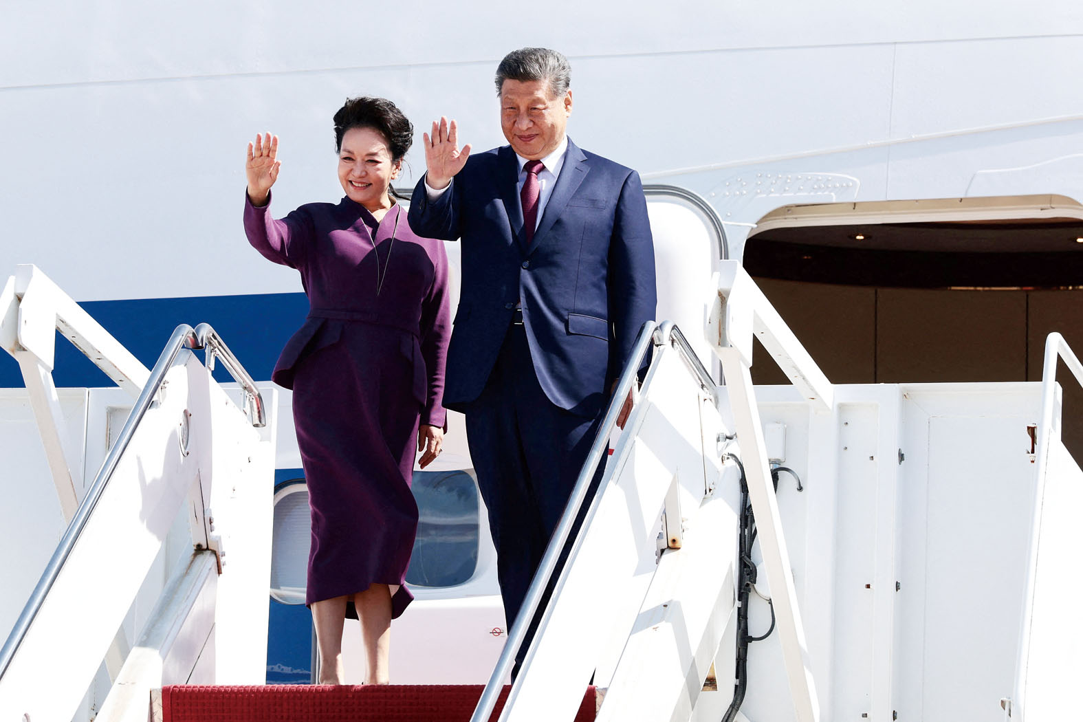 習近平與夫人彭麗媛結束訪美返回北京，圖為他們在機場揮手致意。路透社
