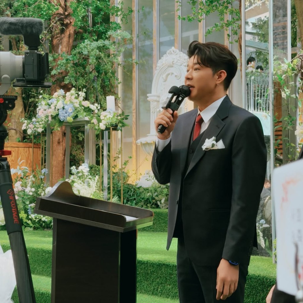 神童出席朋友的婚禮。