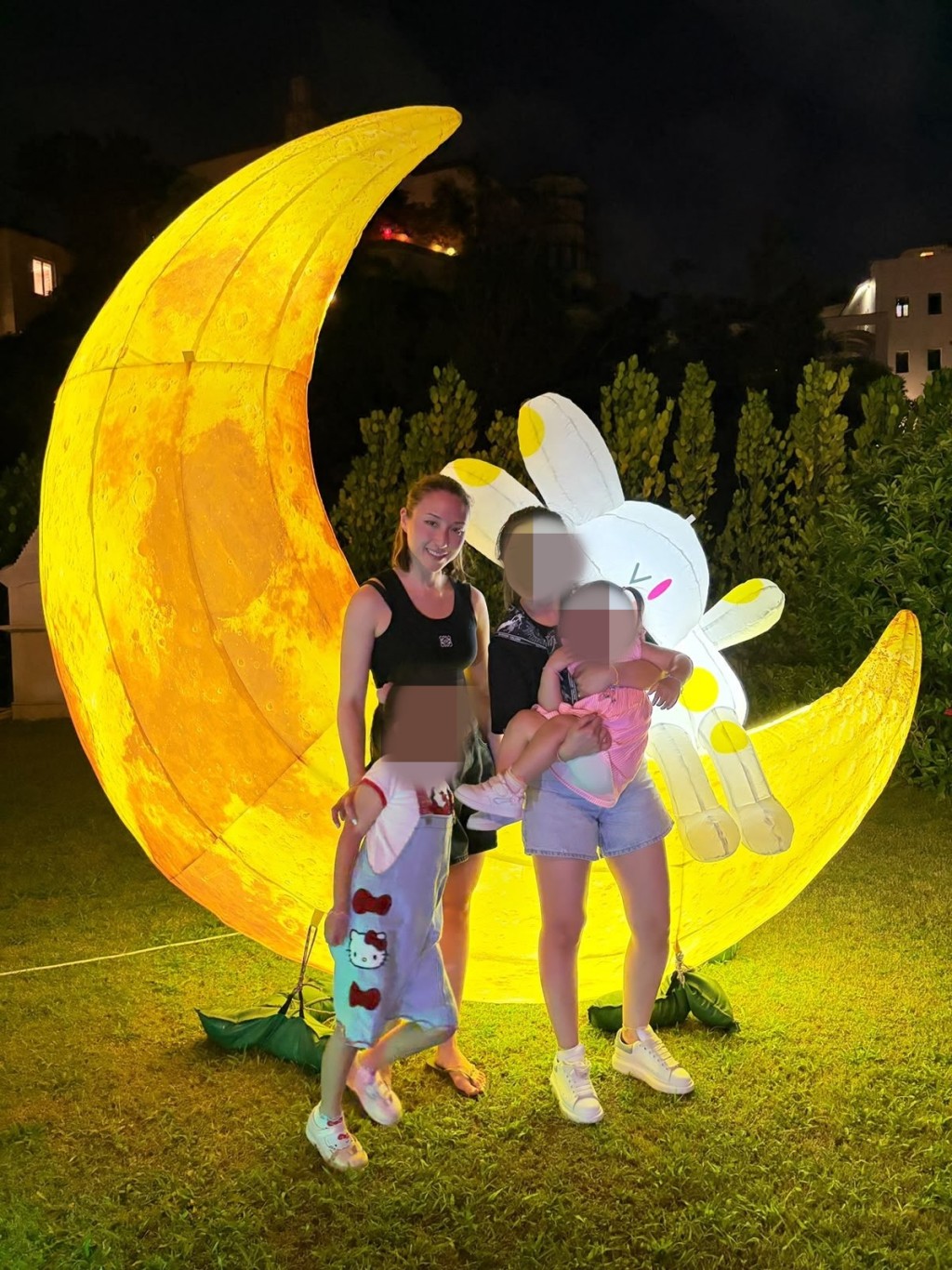 何超雲穿上運動衫,與朋友及小朋友一起合照。