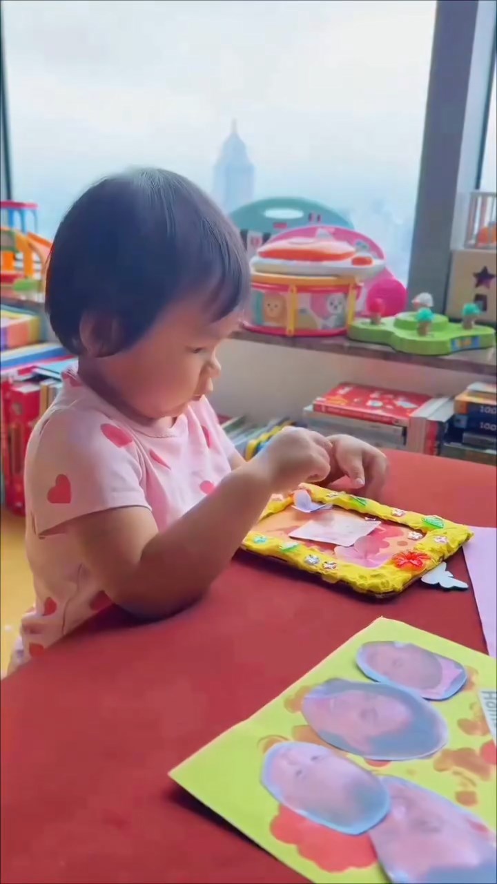 朱慧敏女兒樣子可愛,曾親手製作母親節禮物送給她。