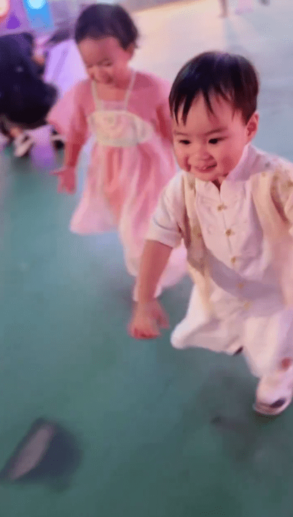 朱慧敏一對子女在公園奔跑嬉戲,展露純真笑容。