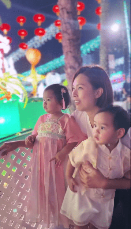 朱慧敏帶同一對子女賞燈,場面溫馨。