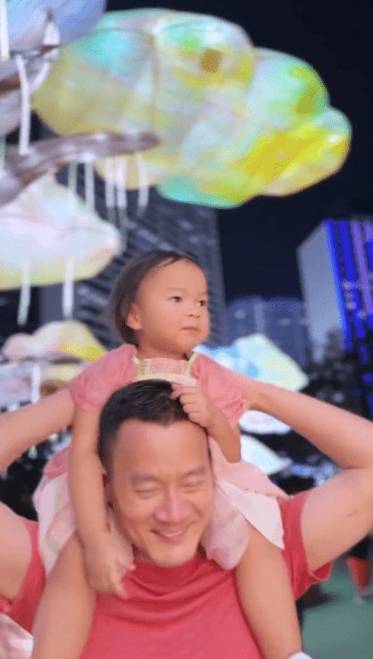 朱慧敏丈夫陳良貴讓女兒「騎膊馬」,以便她近距離觀賞花燈。