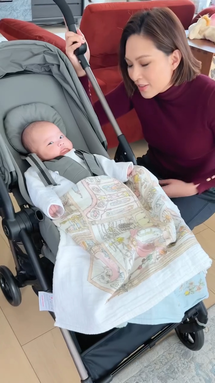 面對可愛的女兒,朱慧敏也忍不住拍片和拍照記錄。